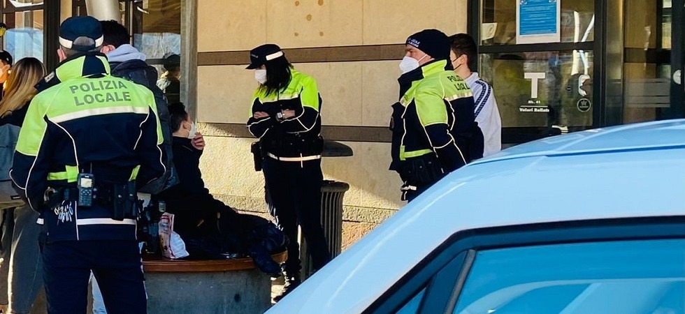 Scaricavano gli estintori sulle auto e danneggiavano i garage provocando danni per migliaia di euro: fermati 6 adolescenti